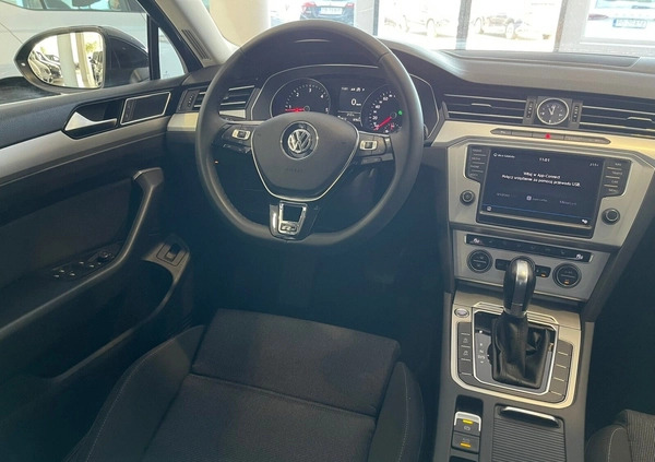 Volkswagen Passat cena 64900 przebieg: 199577, rok produkcji 2016 z Wałbrzych małe 781